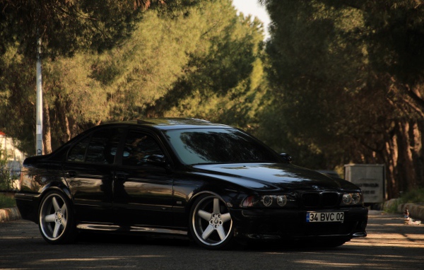 Черный автомобиль BMW M5 E39 