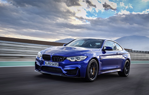 Синий автомобиль BMW M4 на фоне неба 