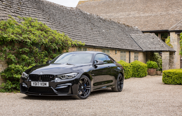 Автомобиль BMW M4 Coupe, 2017 цвет черный металлик