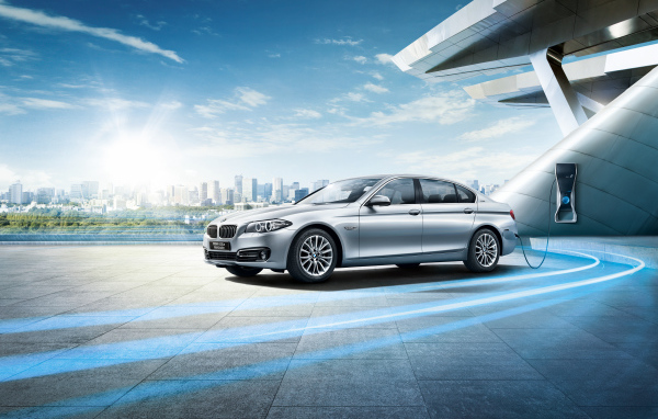 Серебристый немецкий автомобиль седан BMW F18