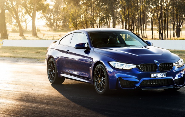 Синий автомобиль  BMW M4 CS, 2018