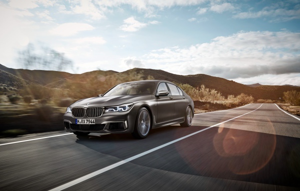 Автомобиль BMW M760Li xDrive, 2017  на скорости