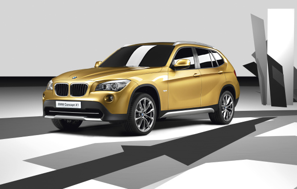 Внедорожник BMW X1 песочного цвета
