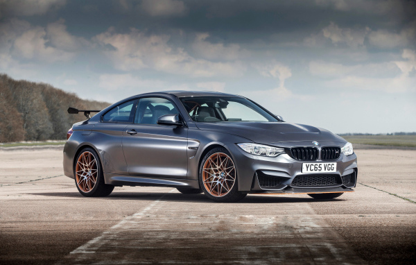 Серебристый стильный автомобиль BMW M4