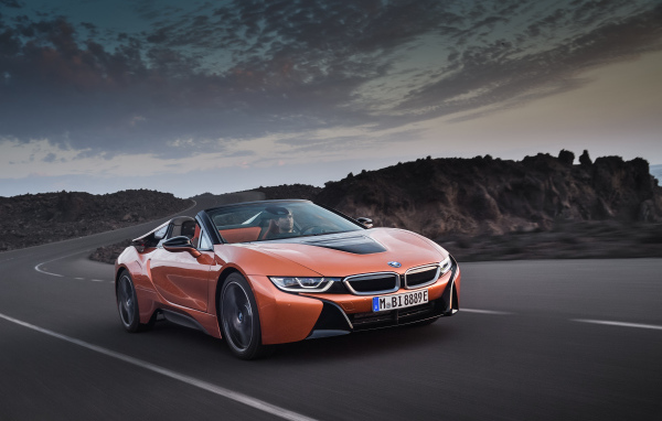 Спортивный автомобиль BMW i8 Roadster, 2018 на трассе