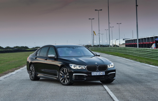 Стильный черный автомобиль BMW M4 DTM Champion Edition, 2017