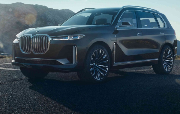 Стильный черный внедорожник BMW X7, 2018