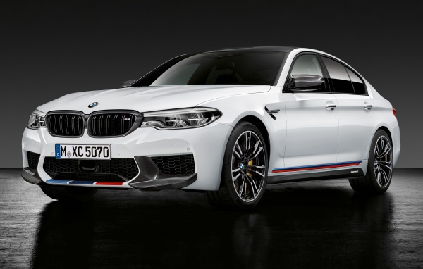 Белый автомобиль BMW M5 M Performance Parts, 2018