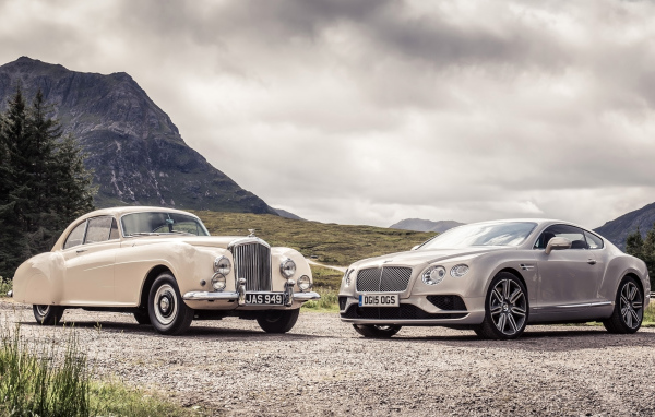 Ретро автомобиль Bentley Continental R-Type и Bentley Continental на фоне неба