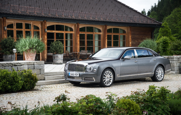 Серебристый автомобиль Bentley Mulsanne у дома 