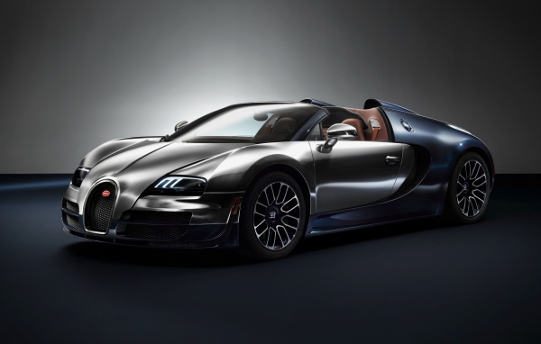 Стильный серебристый автомобиль Bugatti Veyron Grand