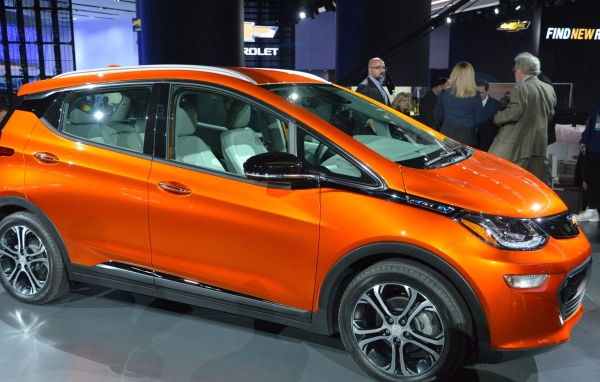 Оранжевый Chevrolet Bolt EV модель  2017 года 