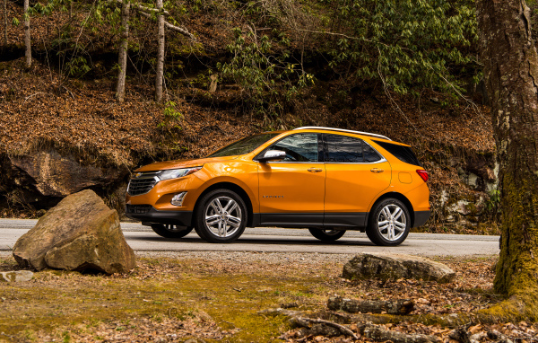 Оранжевый автомобиль Chevrolet Equinox вид сбоку 