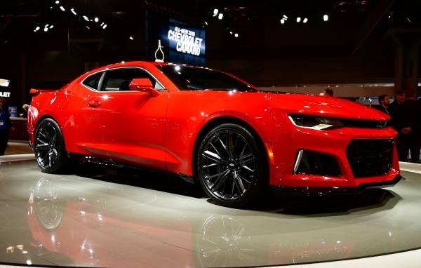 Красный Chevrolet Camaro ZL1 спорт-купе 2017 года  