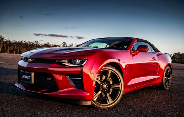Красный стильный автомобиль Chevrolet Camaro