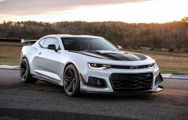 Белый автомобиль  Chevrolet Camaro ZL1 1LE, 2018 на фоне заката