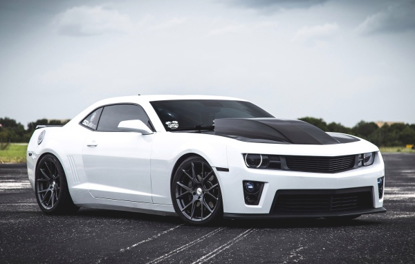 Белый спортивный автомобиль Chevrolet Camaro SS 