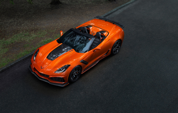 Оранжевый автомобиль кабриолет Chevrolet Corvette ZR1, 2019