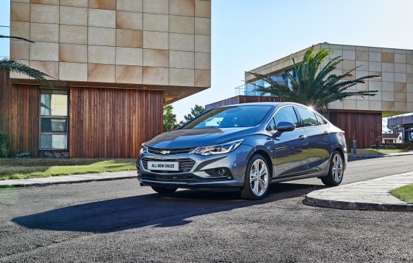 Автомобиль Chevrolet Cruze серебристого цвета 