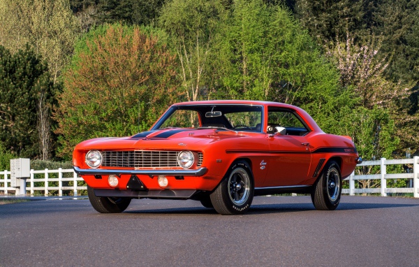 Красный ретро автомобиль Шевроле SC 427 Camaro Yenko 1969 года 