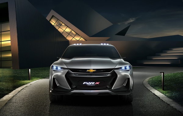 Серебристый автомобиль Chevrolet FNR-X вид спереди