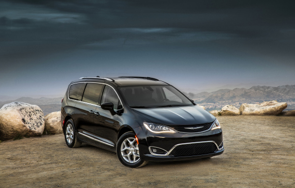 Черный стильный автомобиль Chrysler Pacifica Touring-L Plus, 2017 