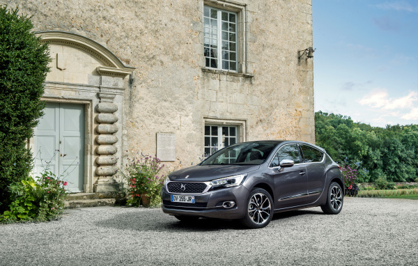 Серебристый автомобиль Citroen DS4 у дома 