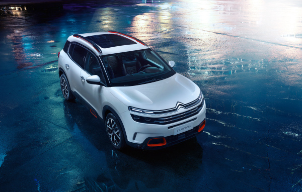 Серебристый кроссовер Citroen C5 Aircross на мокром асфальте