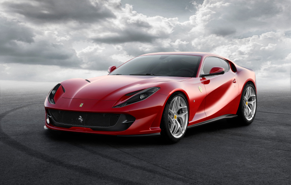 Красивый красный автомобиль  Ferrari 812 Superfast, 2017 