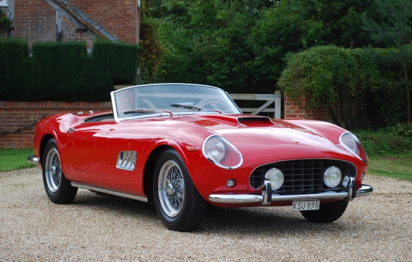 Ретро автомобиль кабриолет красного цвета Ferrari 250 Gt 