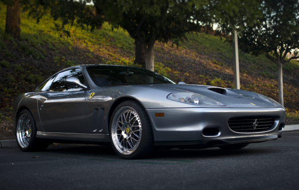 Серебристый автомобиль Ferrari 575M Maranello 
