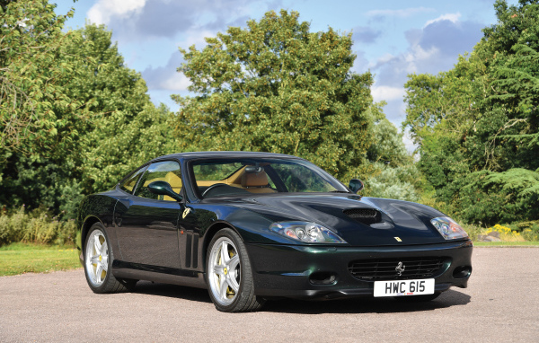 Быстрый черный автомобиль Ferrari 575M Maranello 