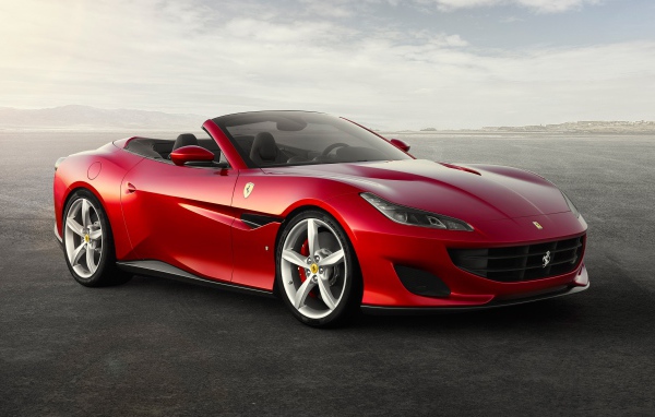 Красный спортивный автомобиль кабриолет Ferrari 812 Superfast