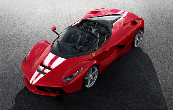 Красный спортивный автомобиль Ferrari LaFerrari Aperta вид сверху