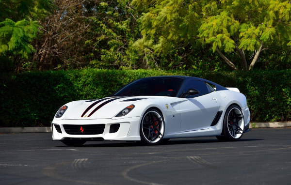 Белый спортивный автомобиль Ferrari 599 GTB