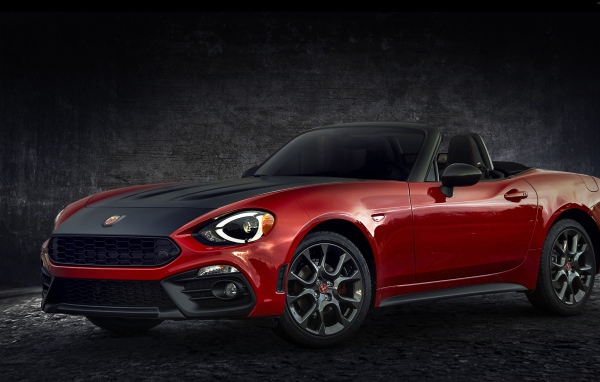 Красный кабриолет Fiat 124 Spider Abarth, 2017