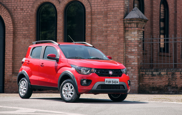 Красный автомобиль Fiat Mobi Way у здания