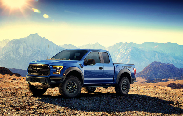 Синий пикап  Ford F-150 Raptor, 2017 на фоне гор 