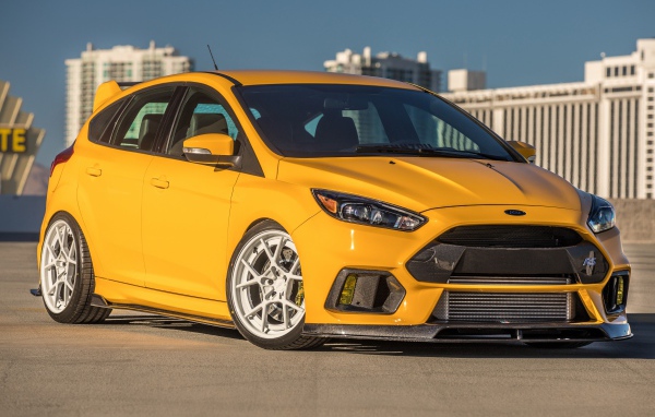 Оранжевый автомобиль Ford Focus RS