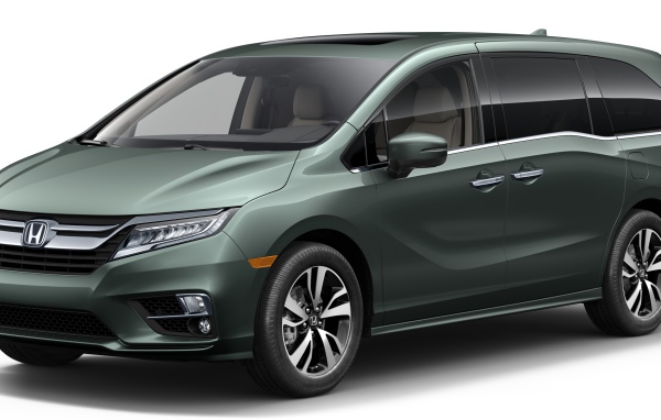 Автомобиль  минивэн Honda Odyssey, 2018 на белом фоне