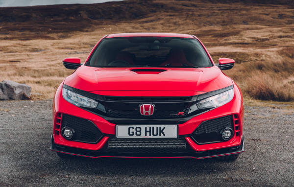 Красный автомобиль Honda Civic Type R, 2018 вид спереди
