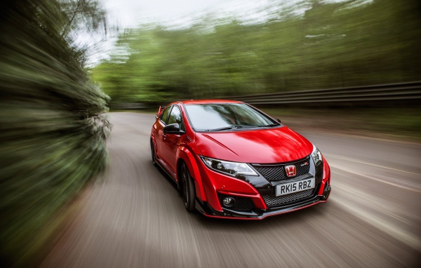 Красный автомобиль Honda Civic,  2017 на трассе 