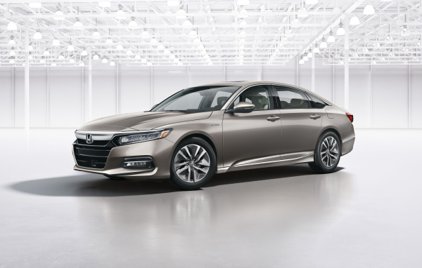 Серебристый автомобиль Honda Accord Hybrid, 2018