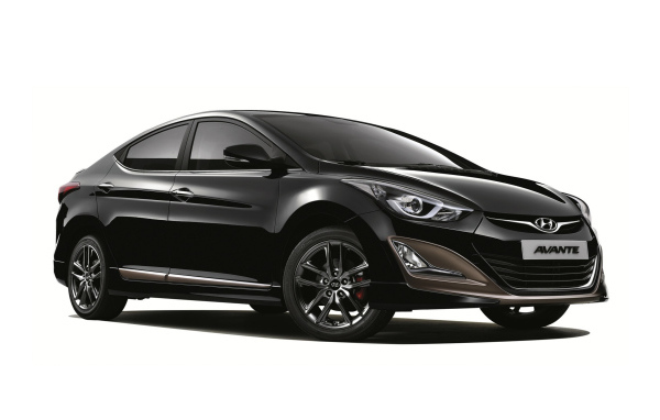 Черный автомобиль Hyundai Elantra на белом фоне