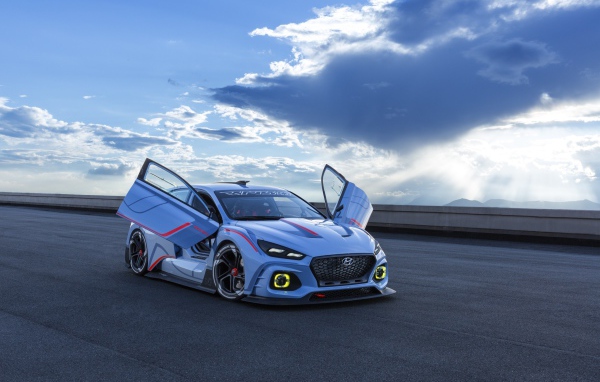Автомобиль Hyundai RN30 с открытыми дверями на фоне неба 