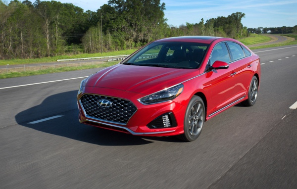Красный автомобиль Hyundai Sonata Sport, 2018 на трассе 