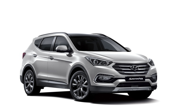 Серебристый автомобиль Hyundai Santa Fe  на белом фоне