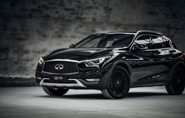 Блестящий черный автомобиль  Infiniti QX30 Night Edition, 2017