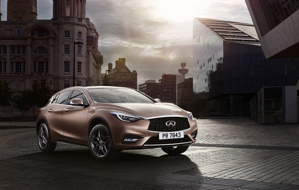 Автомобиль Infiniti Q30 в городе 