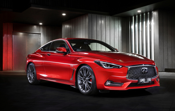 Красный автомобиль Infiniti Q60 на стоянке 